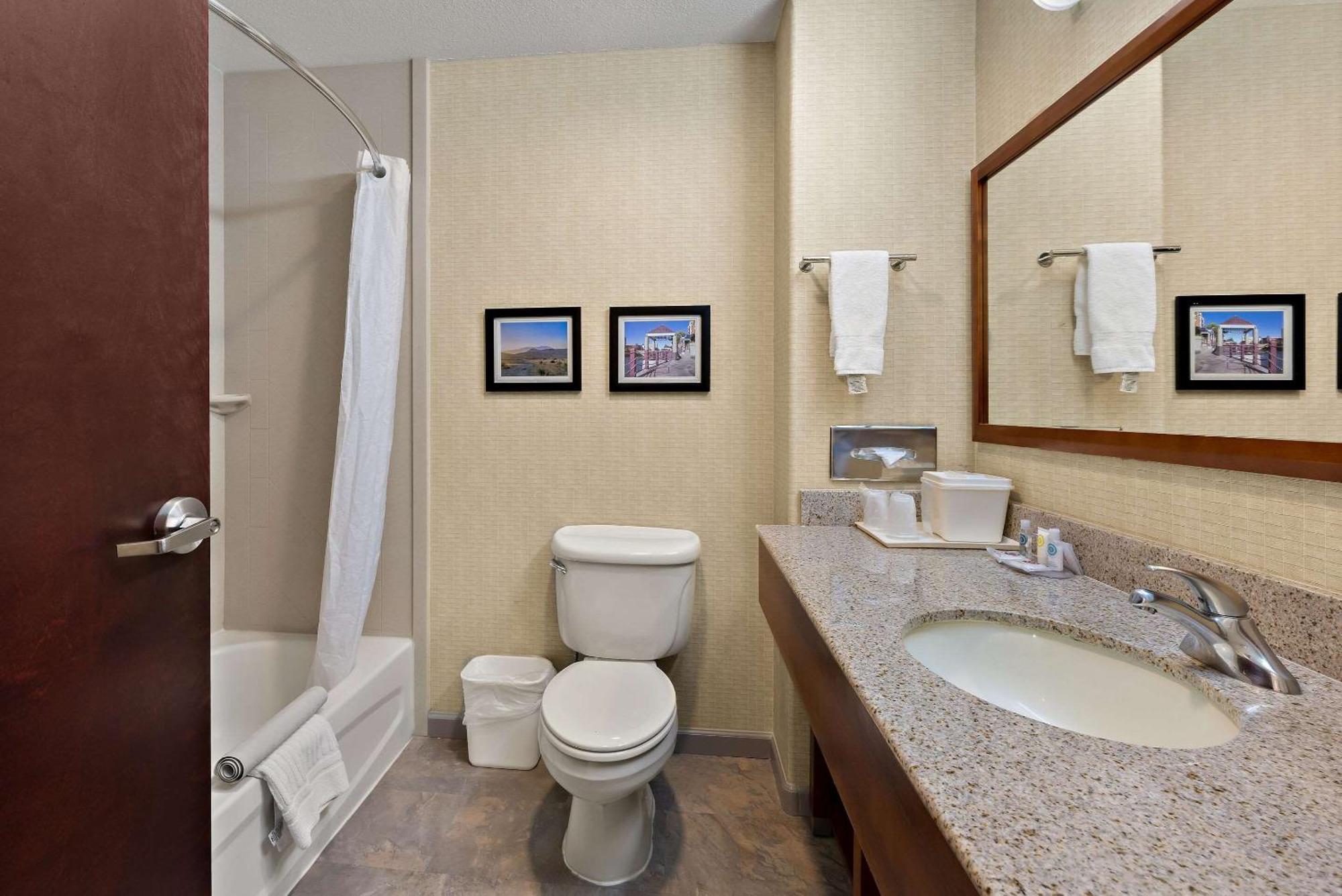 Comfort Inn & Suites Airport Convention Center Reno Esterno foto