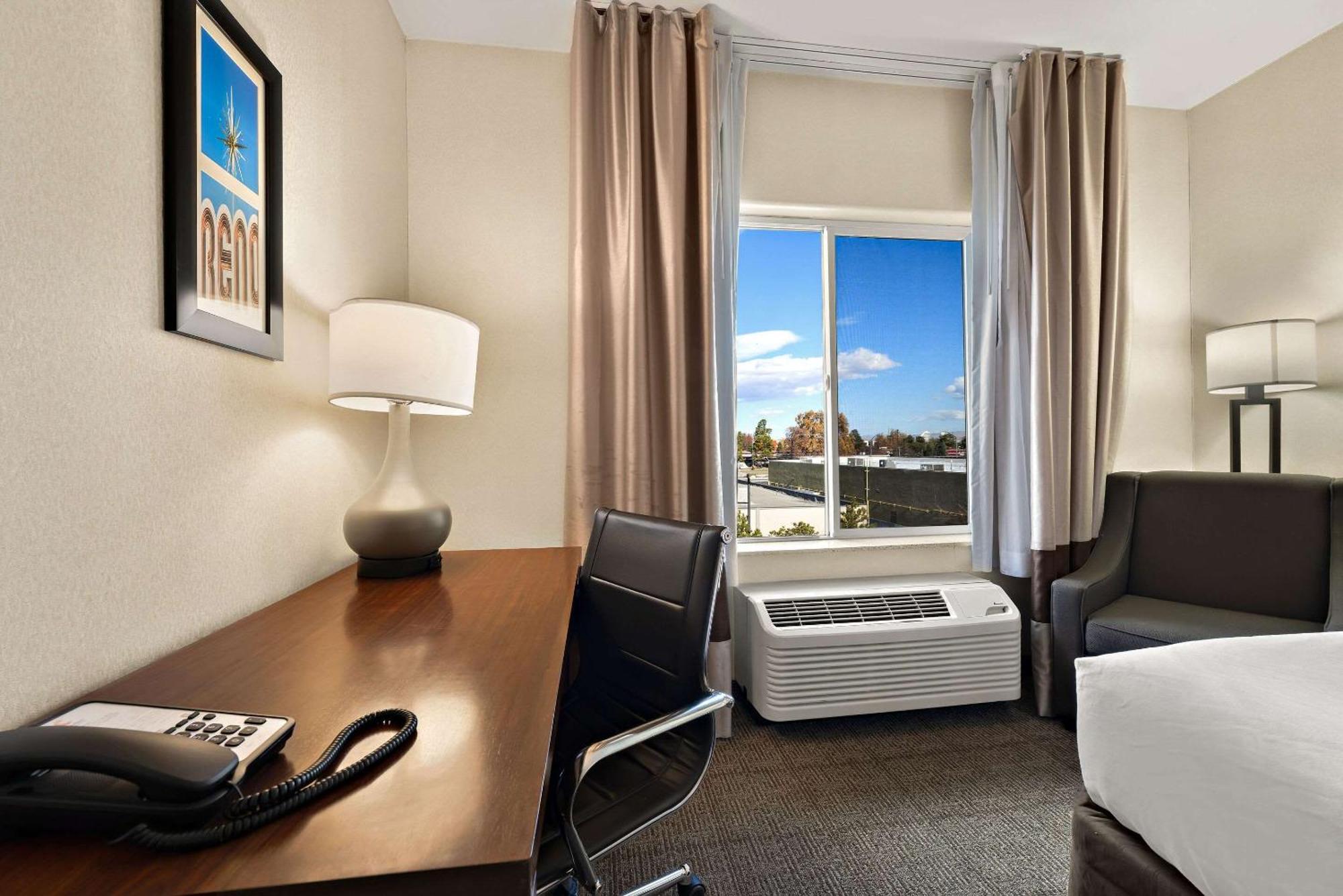 Comfort Inn & Suites Airport Convention Center Reno Esterno foto